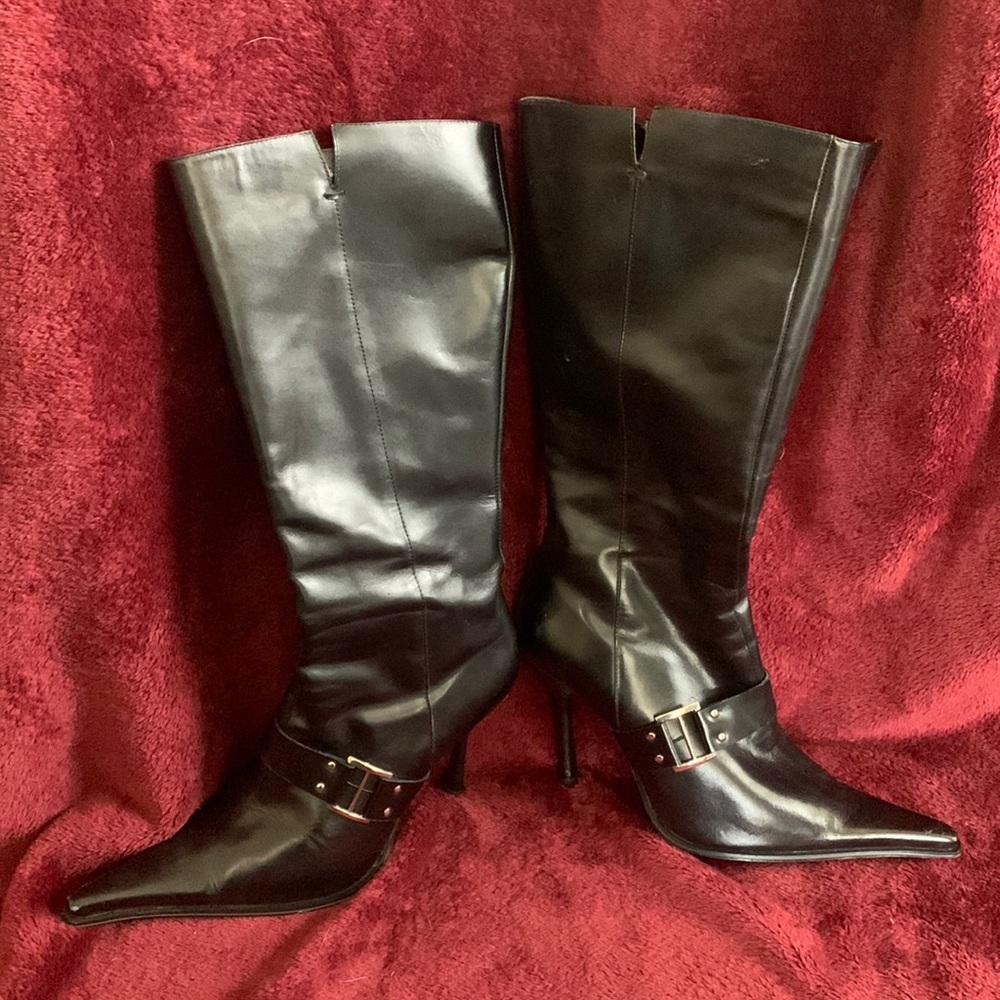 Heeled black boots